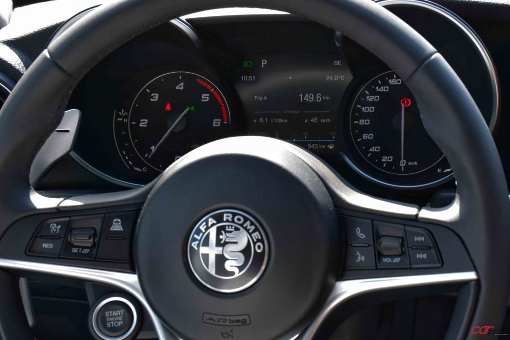 Alfa Romeo Giulia Black Tech 2.2 JTDM: Guiar com um sorriso no rosto! 30