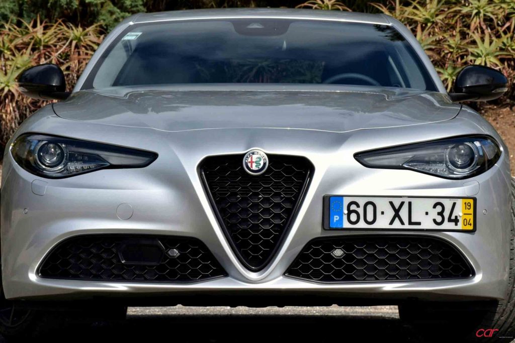 Alfa Romeo Giulia Black Tech 2.2 JTDM: Guiar com um sorriso no rosto! 29