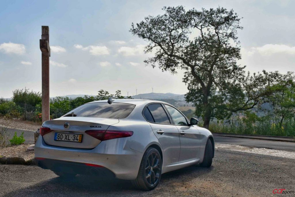 Alfa Romeo Giulia Black Tech 2.2 JTDM: Guiar com um sorriso no rosto! 27