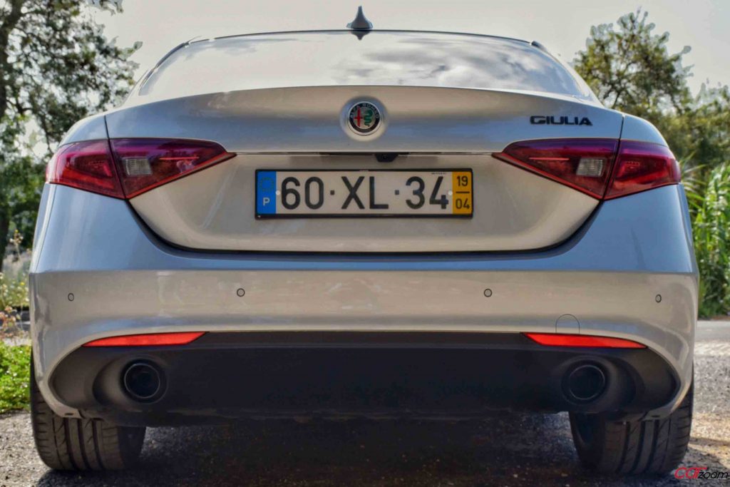 Alfa Romeo Giulia Black Tech 2.2 JTDM: Guiar com um sorriso no rosto! 25
