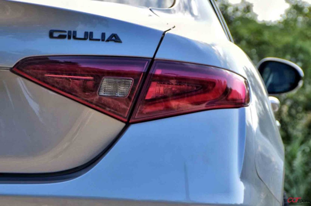 Alfa Romeo Giulia Black Tech 2.2 JTDM: Guiar com um sorriso no rosto! 23