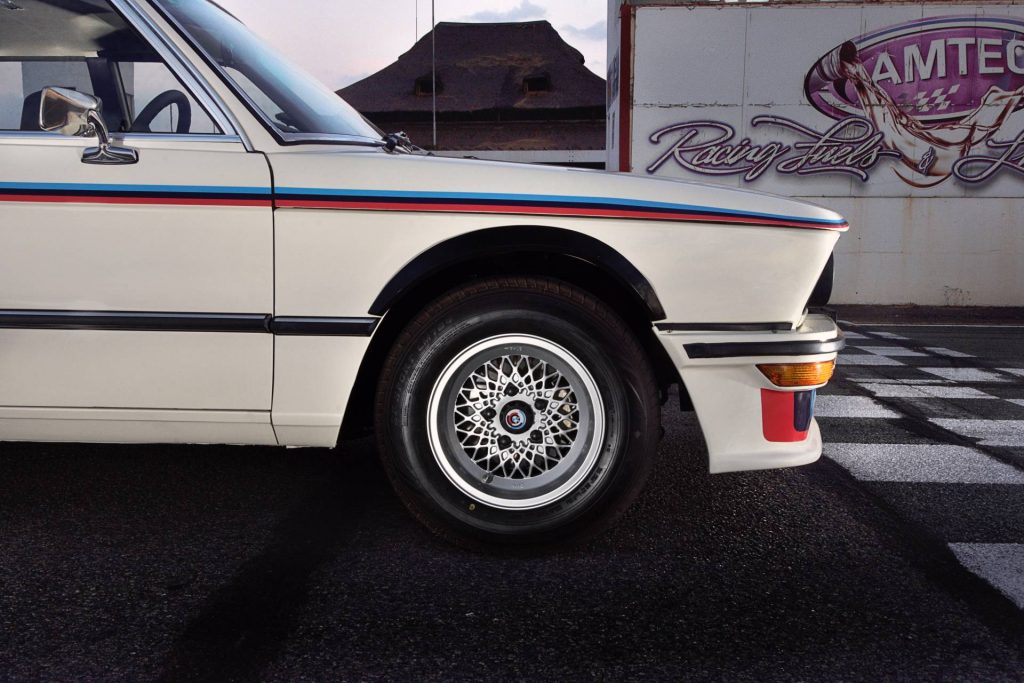 BMW 530 Motorsport Edition de 1976 recebe restauro! 26