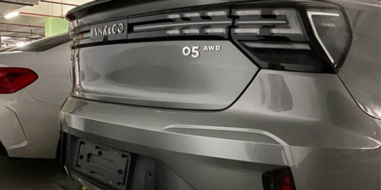 Lynk & Co revela novo SUV Coupé em imagens! 20