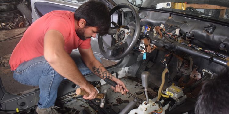 Comprámos um carro por 400 euros no OLX e fomos correr com ele! 37 Comprámos um carro por 400 euros no OLX e fomos correr com ele! 37