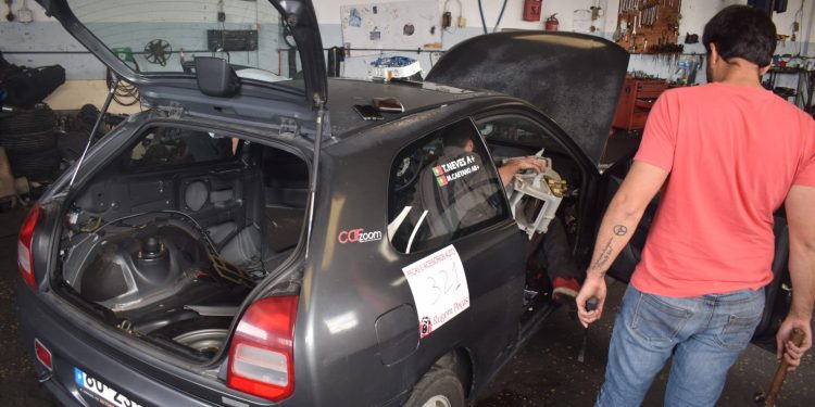 Comprámos um carro por 400 euros no OLX e fomos correr com ele! 42 Comprámos um carro por 400 euros no OLX e fomos correr com ele! 42