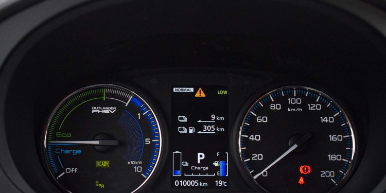 Mitsubishi Outlander PHEV Instyle: Ecologia com 3 motores! 51