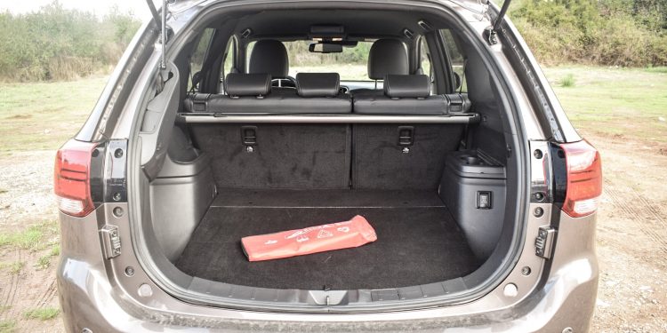 Mitsubishi Outlander PHEV Instyle: Ecologia com 3 motores! 55