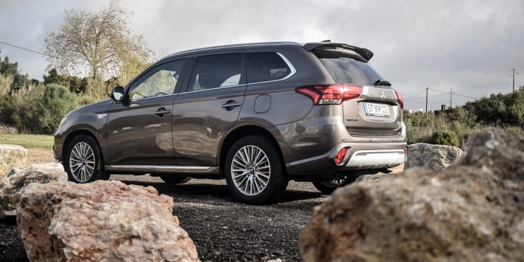 Mitsubishi Outlander PHEV Instyle: Ecologia com 3 motores! 40