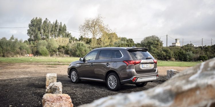 Mitsubishi Outlander PHEV Instyle: Ecologia com 3 motores! 41