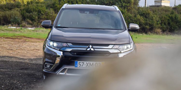 Mitsubishi Outlander PHEV Instyle: Ecologia com 3 motores! 35