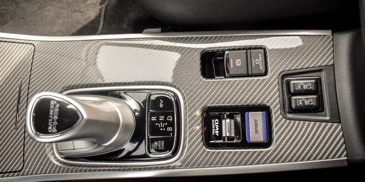 Mitsubishi Outlander PHEV Instyle: Ecologia com 3 motores! 34