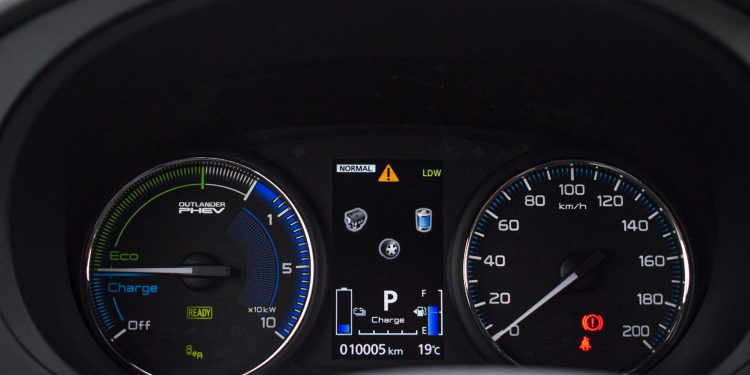 Mitsubishi Outlander PHEV Instyle: Ecologia com 3 motores! 53