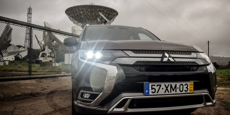 Mitsubishi Outlander PHEV Instyle: Ecologia com 3 motores! 52