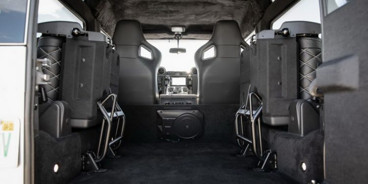 Land Rover Defender Blackcomb tem 565cv para explorar o mato! 16