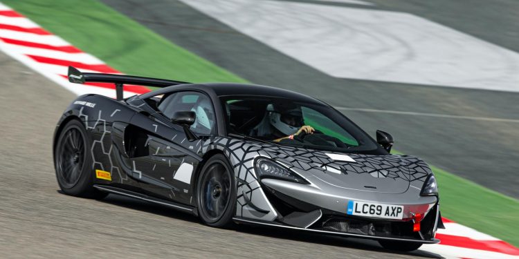 Mclaren 620R surge como um carro de corridas "Road Legal"! 21