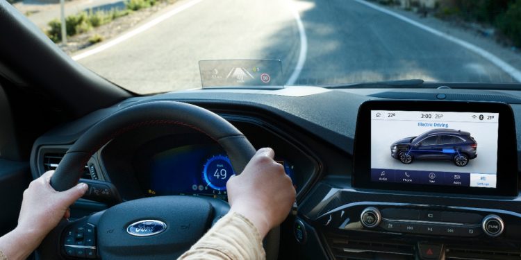 Ford Kuga oferece uma ampla gama de propulsores, incluindo o Plug-In Hybrid 15