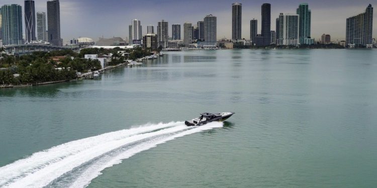 Mercedes-AMG e Cigarette Racing celebram nova parceria 14