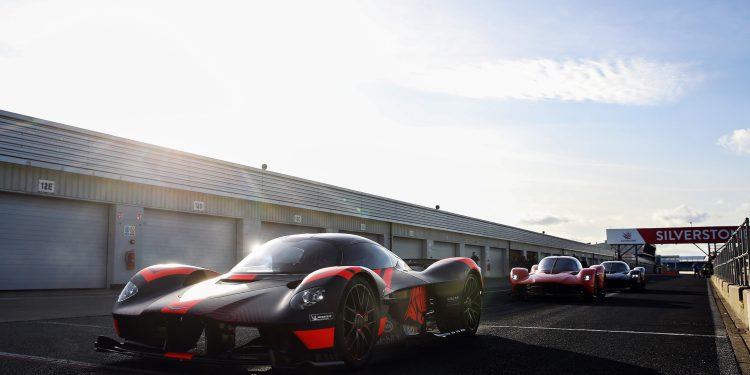 Max Verstappen leva Aston Martin Valkyrie ao limite! (Vídeo) 20
