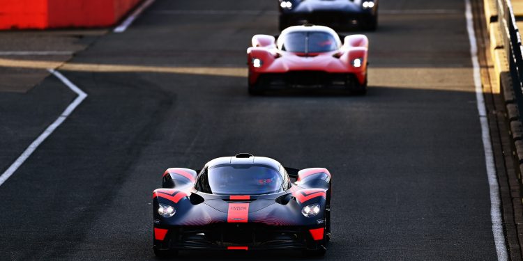 Max Verstappen leva Aston Martin Valkyrie ao limite! (Vídeo) 14
