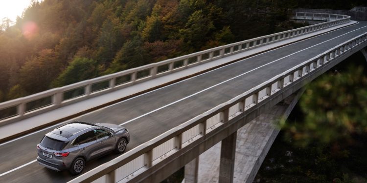 Ford Kuga oferece uma ampla gama de propulsores, incluindo o Plug-In Hybrid 19