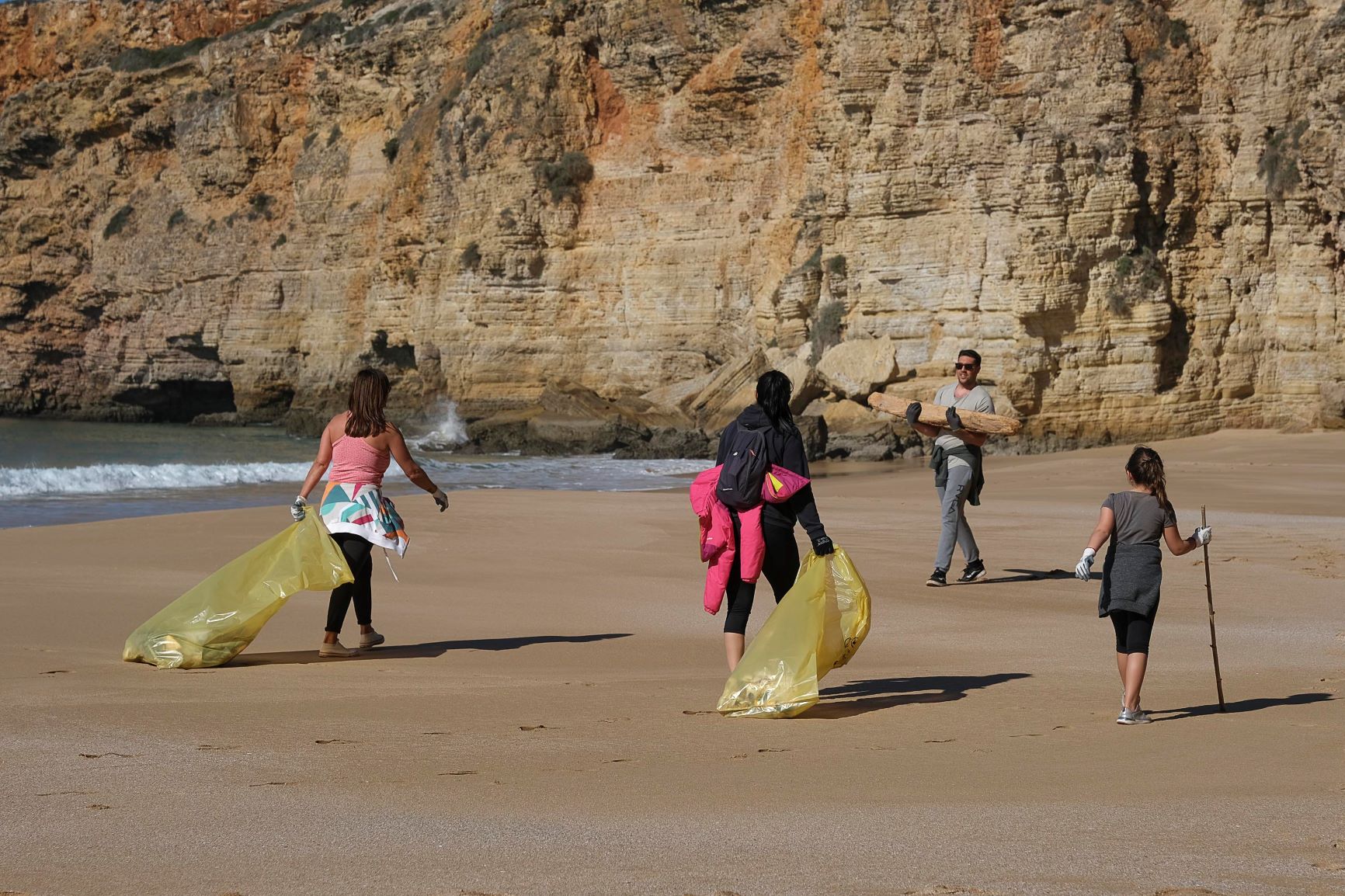 Praia do Beliche, no Algarve, mais limpa após ação liderada por Joana Schenker 18
