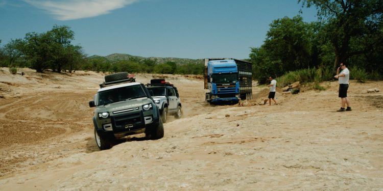 Dois Land Rover Defender "desatascam" camião tir! 17 Dois Land Rover Defender "desatascam" camião tir! 17