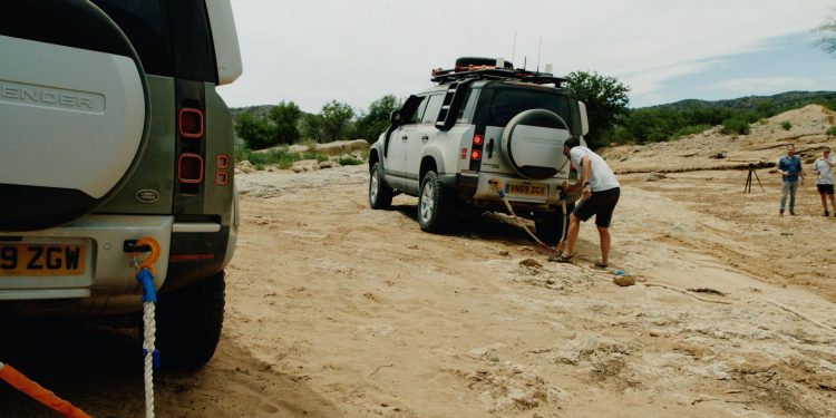 Dois Land Rover Defender "desatascam" camião tir! 14 Dois Land Rover Defender "desatascam" camião tir! 14