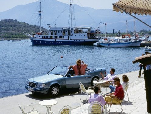 A história dos Mercedes-Benz Classe E Coupé e Cabriolet 32