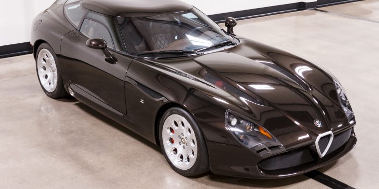 Este Alfa Romeo TZ3 Stradale Zagato está à venda! 23