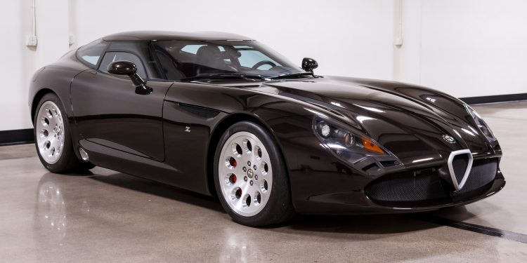 Este Alfa Romeo TZ3 Stradale Zagato está à venda! 24