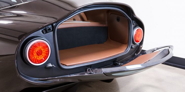 Este Alfa Romeo TZ3 Stradale Zagato está à venda! 26