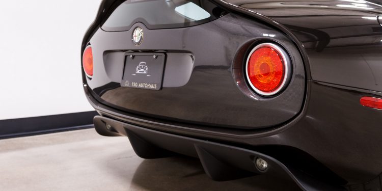 Este Alfa Romeo TZ3 Stradale Zagato está à venda! 29