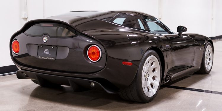 Este Alfa Romeo TZ3 Stradale Zagato está à venda! 30