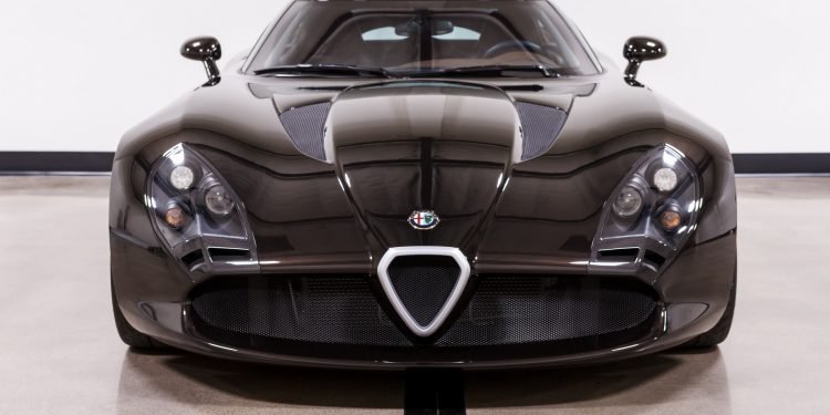 Este Alfa Romeo TZ3 Stradale Zagato está à venda! 14