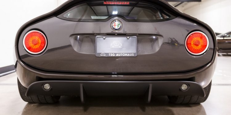 Este Alfa Romeo TZ3 Stradale Zagato está à venda! 31