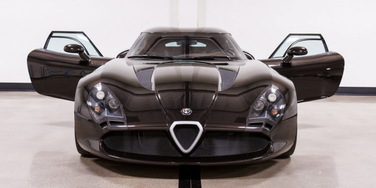 Este Alfa Romeo TZ3 Stradale Zagato está à venda! 32