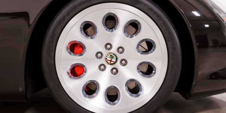 Este Alfa Romeo TZ3 Stradale Zagato está à venda! 34