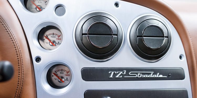 Este Alfa Romeo TZ3 Stradale Zagato está à venda! 42