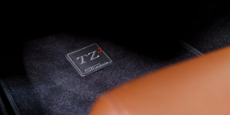 Este Alfa Romeo TZ3 Stradale Zagato está à venda! 43