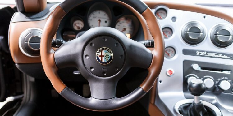 Este Alfa Romeo TZ3 Stradale Zagato está à venda! 47