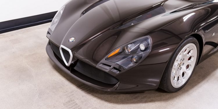 Este Alfa Romeo TZ3 Stradale Zagato está à venda! 16