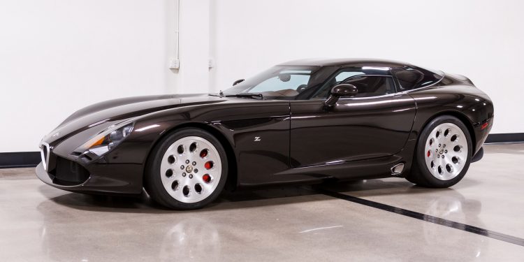 Este Alfa Romeo TZ3 Stradale Zagato está à venda! 17