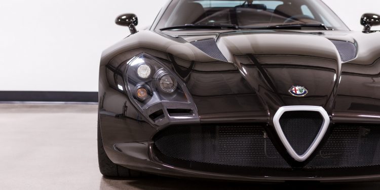 Este Alfa Romeo TZ3 Stradale Zagato está à venda! 20
