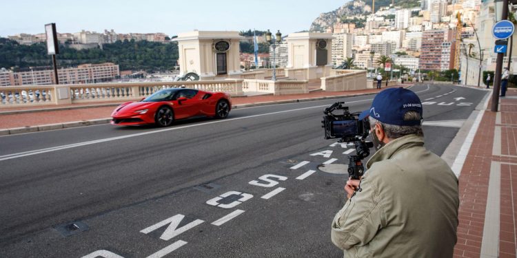 Charles Leclerc ataca as ruas do Mónaco com o Ferrari SF90 Stradale! 14