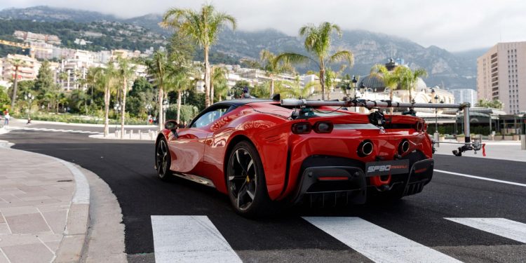 Charles Leclerc ataca as ruas do Mónaco com o Ferrari SF90 Stradale! 13