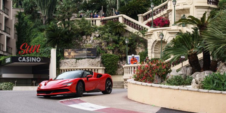 Charles Leclerc ataca as ruas do Mónaco com o Ferrari SF90 Stradale! 18