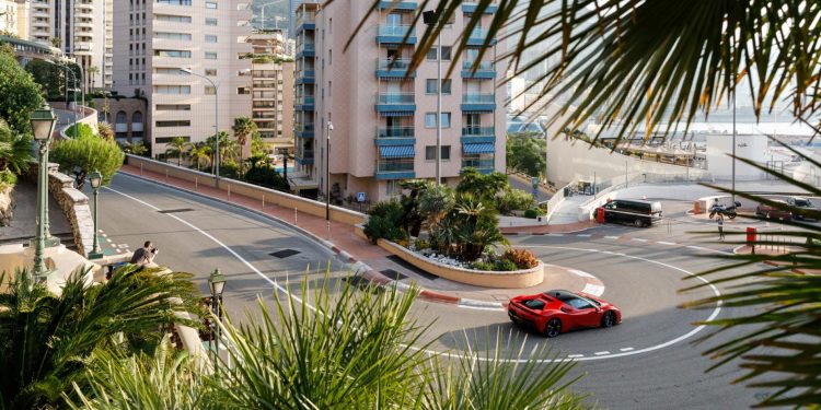 Charles Leclerc ataca as ruas do Mónaco com o Ferrari SF90 Stradale! 17
