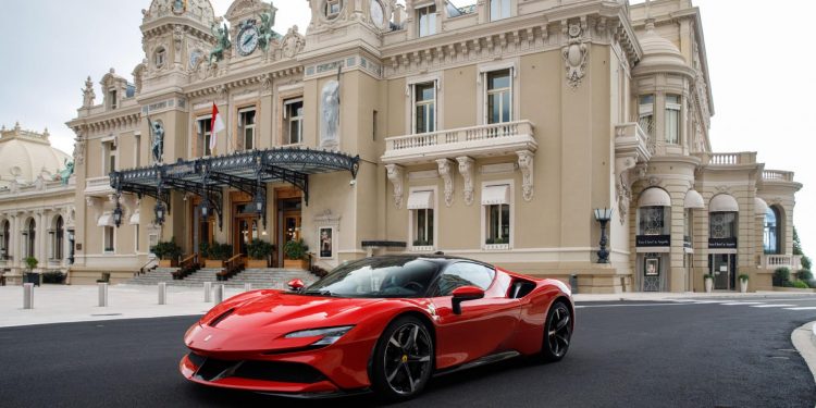 Charles Leclerc ataca as ruas do Mónaco com o Ferrari SF90 Stradale! 16