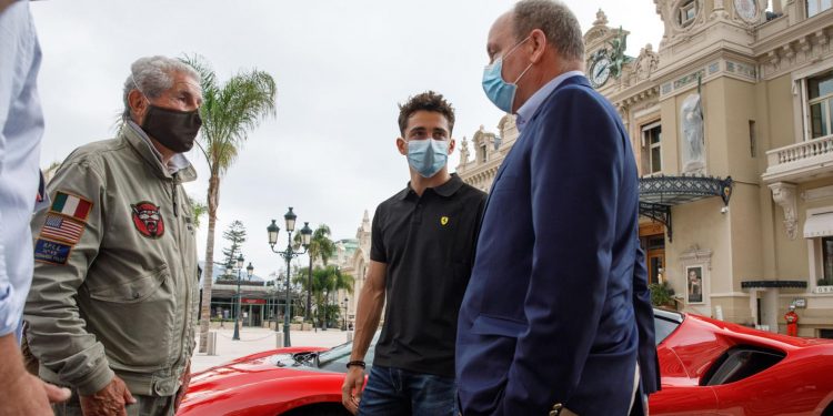 Charles Leclerc ataca as ruas do Mónaco com o Ferrari SF90 Stradale! 15