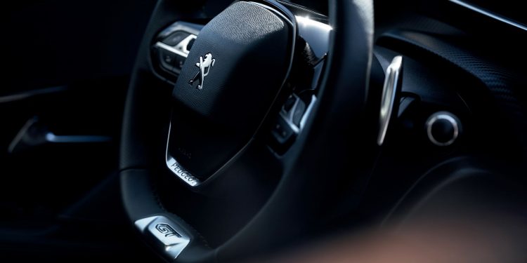 Os volantes PEUGEOT: Do simples guiador ao volante multifunções 13